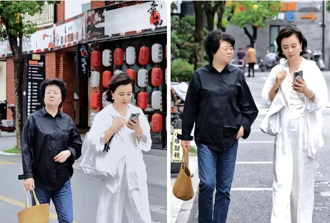 明星跟普通人就是不一样！60出头的李玲玉穿着一身白衣服，跟妈妈并排走着，低着