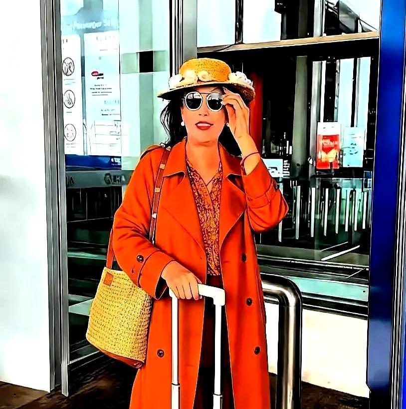 叱咤风云的张兰，拧着行李箱住进了台北亲家的普通公寓。你没看错，就是那个住惯半岛