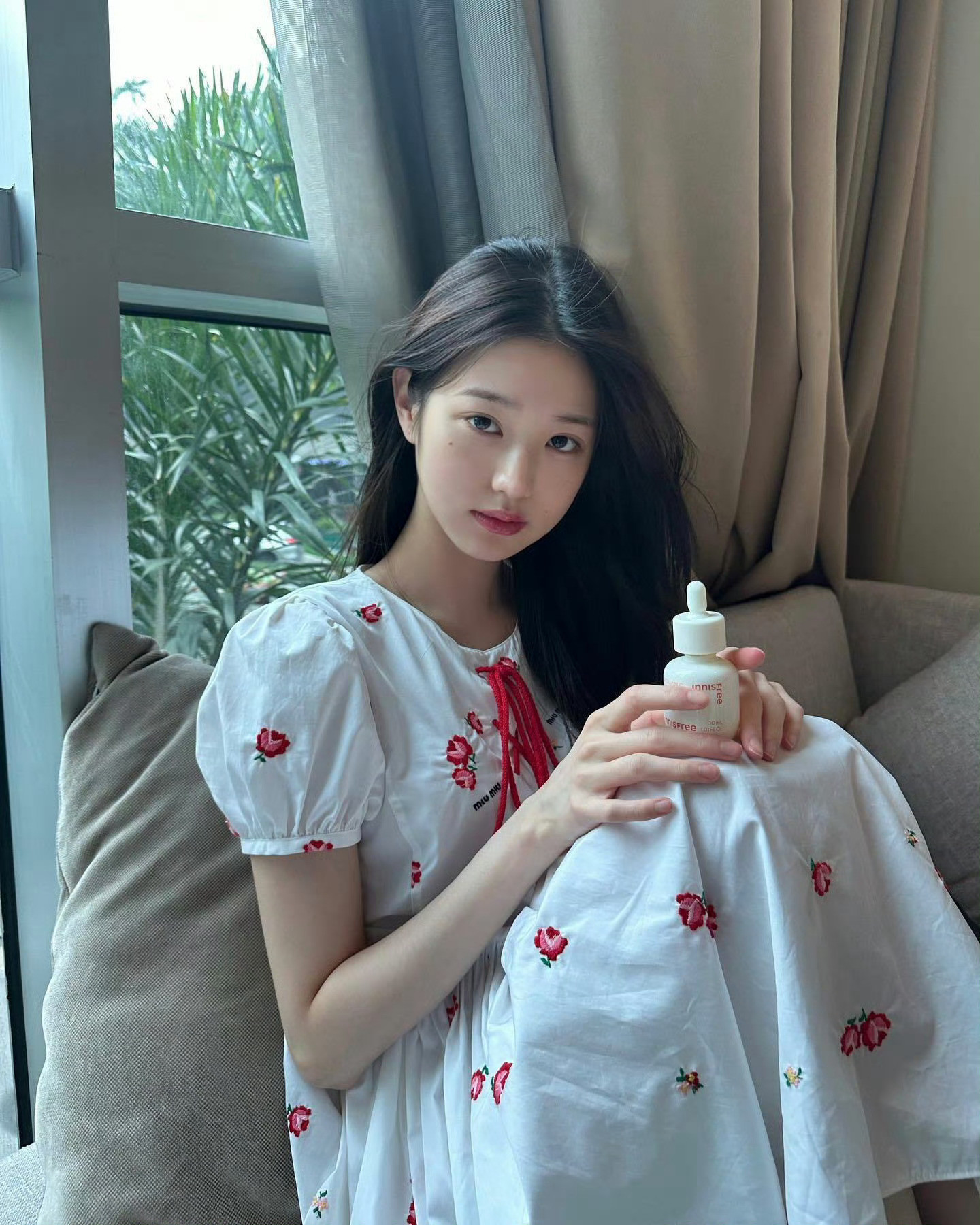 张元英，白裙子少女穿搭，小脚丫好可爱。张元英