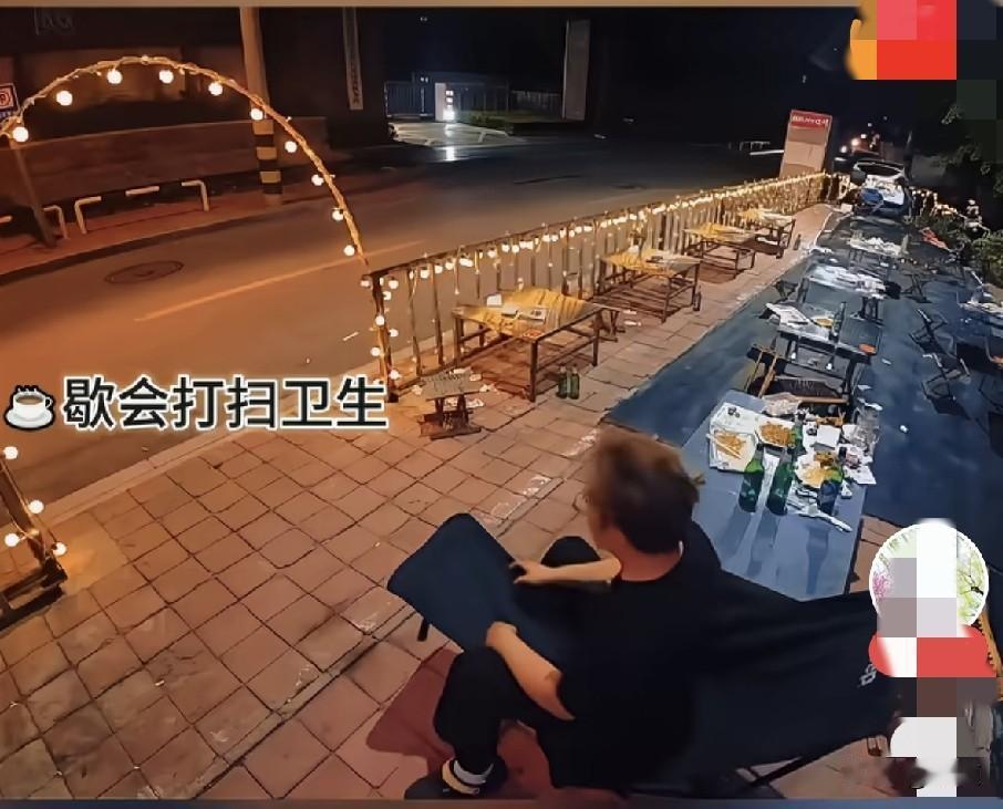 小店餐饮老板是真累呀，晚上客人走后，老板困意袭来，就想着眯一会儿再收拾。等他醒