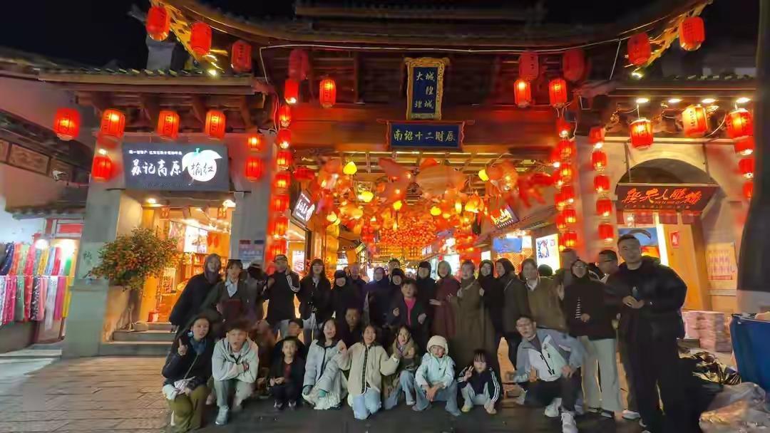 青海西宁35口四世同堂开大巴横跨半个中国！自带100斤米面一路生火做饭，14天狂