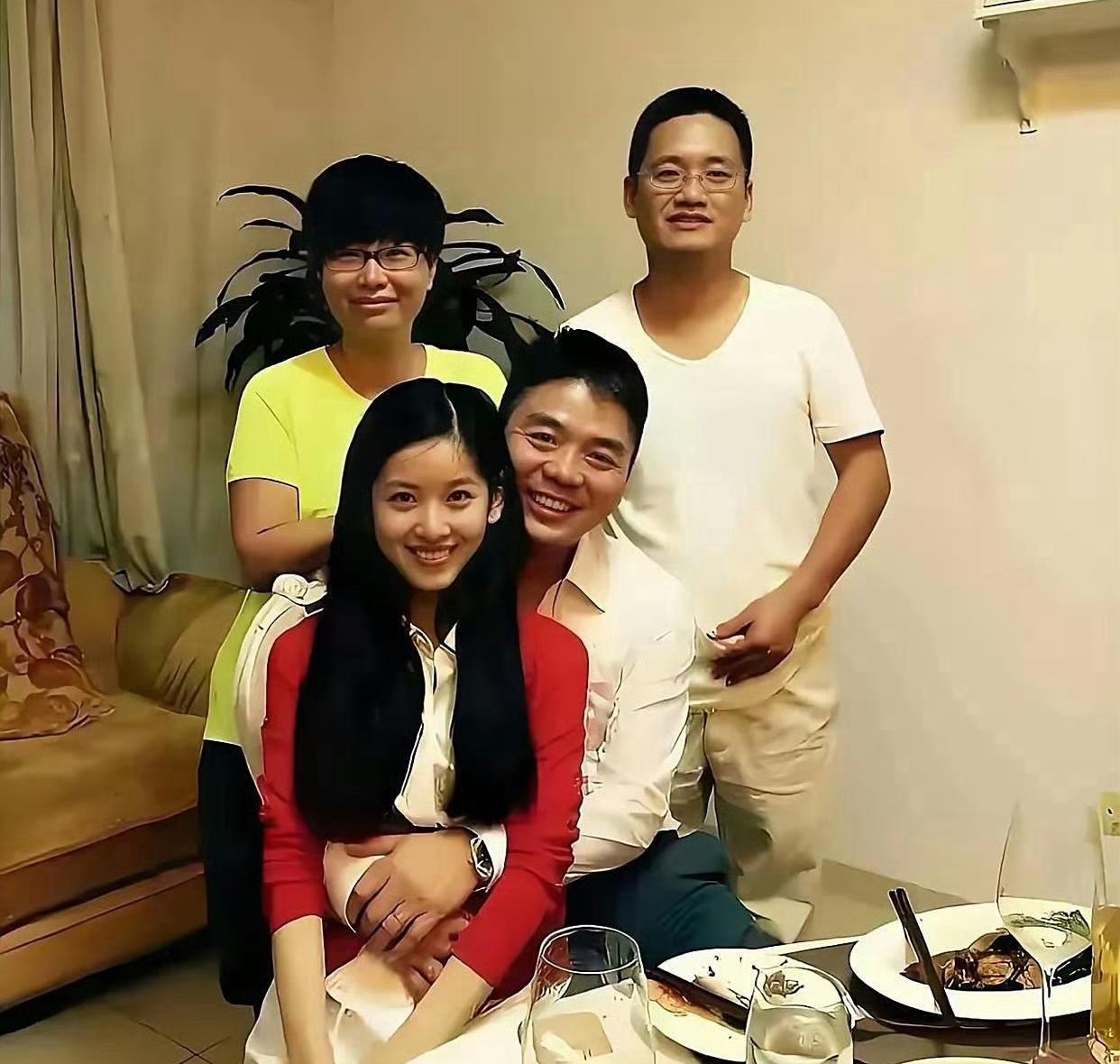 刘强东身后站的是章泽天的父母？一定要这个姿势拍照吗？隔着屏幕都觉得章爸爸这个