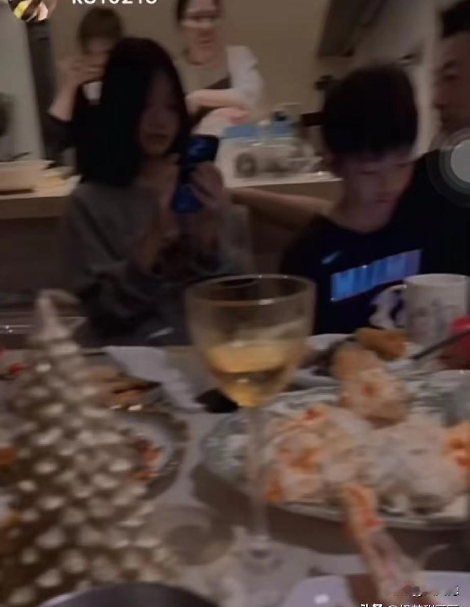 撕破脸一年后，他们突然坐在了同一张餐桌前。不是为和解，是为两个孩子。台媒