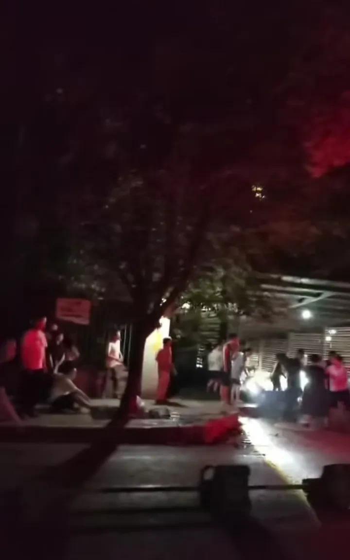 6月14日20时40分许，重庆巴南区男子熊某途经一小区门口，被一卸货车辆挡住道路