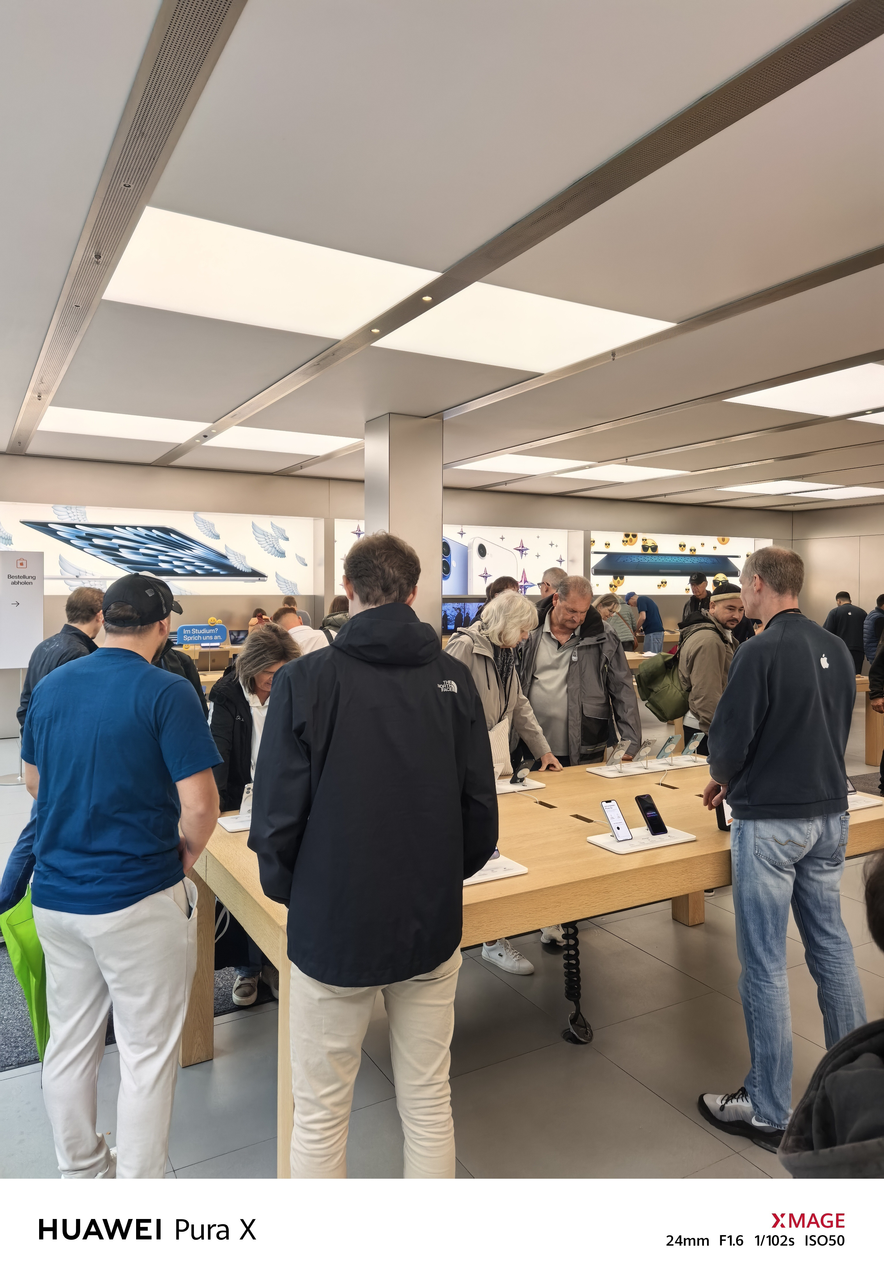 一看有家苹果店，心想进去看看IPhone17长什么样？结果转了一圈，店里都还没有