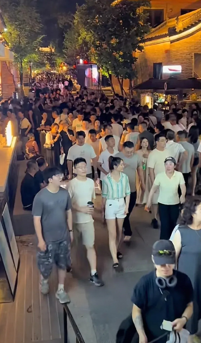 大同真的顶不住了！短短暑期开始才20天，到发旅客量就高达94万人次，一天就将近