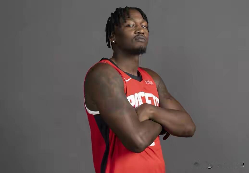 火箭大将芬尼-史密斯真是无药可救了！在今天火箭主场迎战灰熊的比赛中，目前双方的上