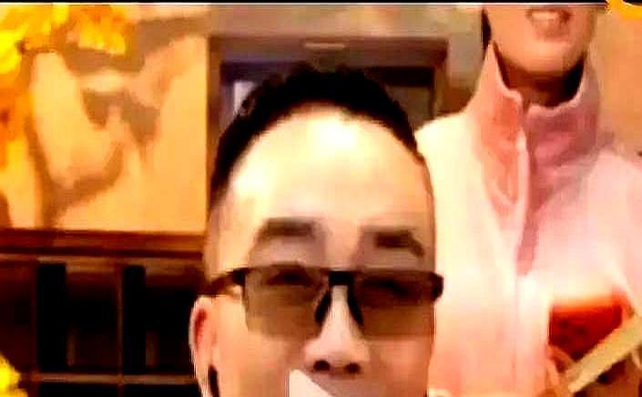 见过什么叫骨头都软了吗？郭德纲在侯耀文灵堂前，整个人像被抽了筋，死死扒着棺材边