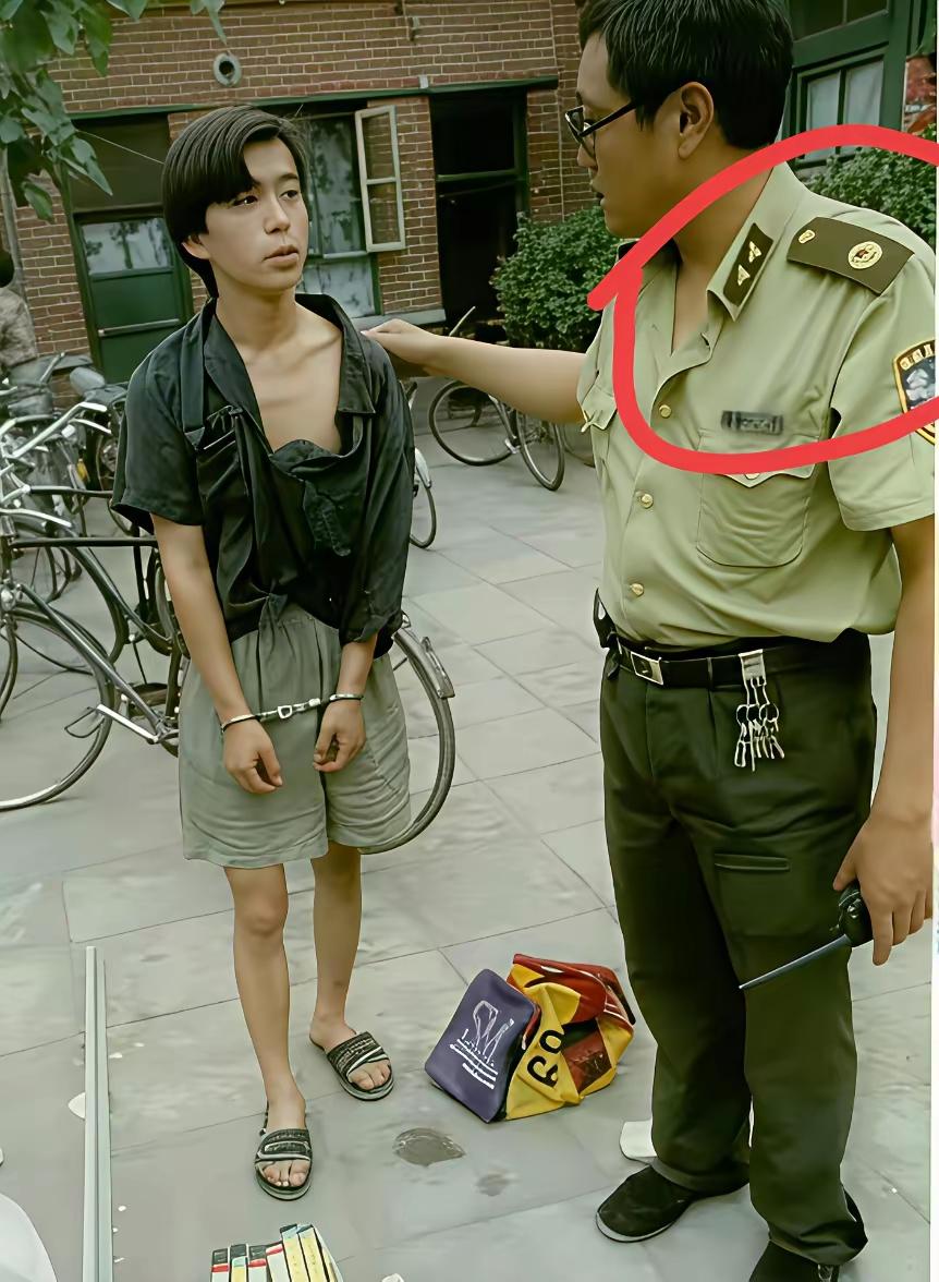 大家看看这是什么级别的警察，感觉看着也挺年轻的。图中他穿着朴素的布鞋，戴着复
