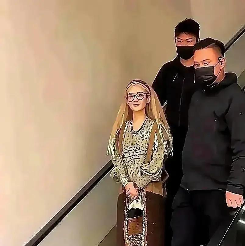 赵丽颖“金毛狮王”造型翻车？错了，这是她今年最狠的一步棋。看见路透你笑了，