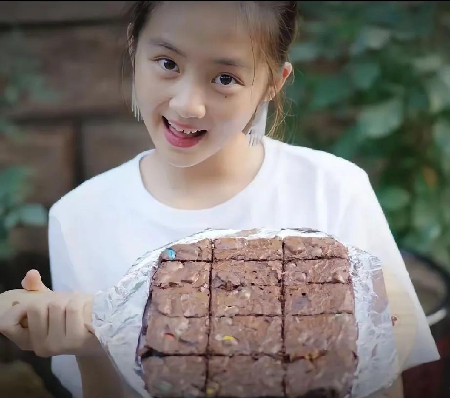 2025年倒计时，赵露思十三字总结直接炸场！“爱我的人继续爱，恨我的也别停”，这