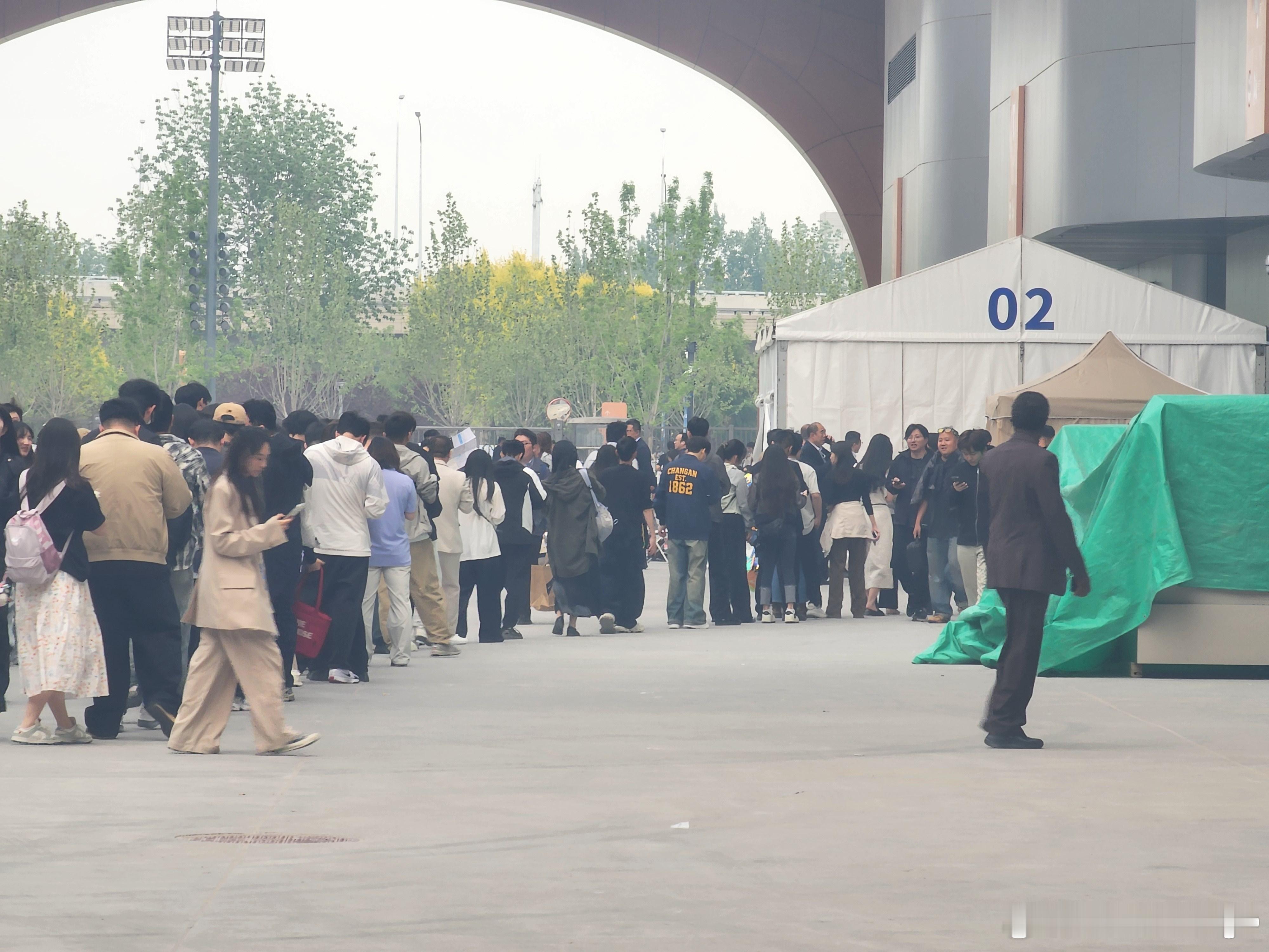 我一看到这条队排到展馆了，我就知道是哪个展台了进来一看果不其然大v聊车北京车展