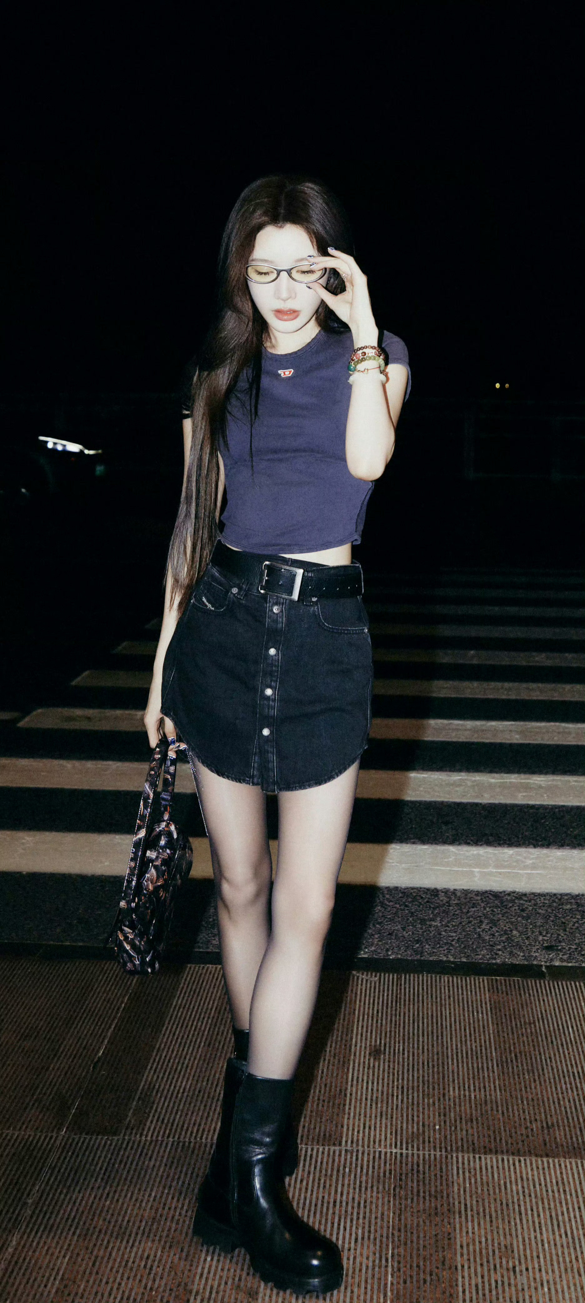 戴燕妮x机场私服穿搭·牛仔短裙搭配黑丝​​​