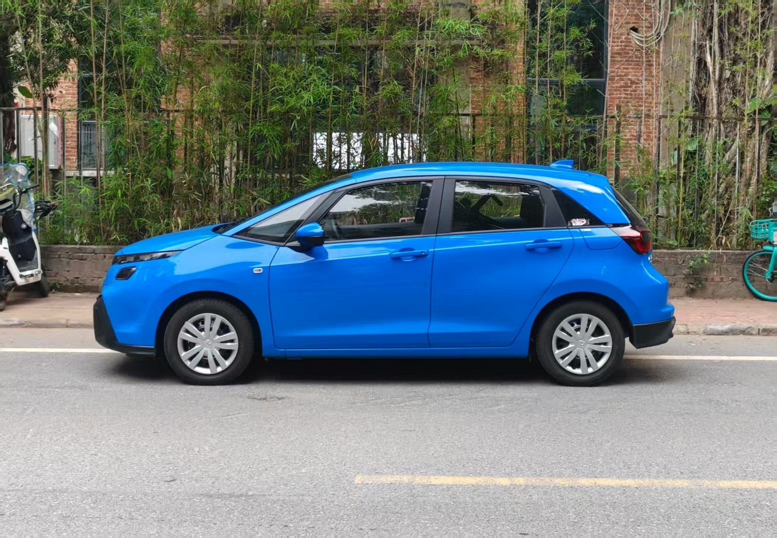 今天给小飞度做了个小手术图一是原车。图二是现在能看出区别吗？