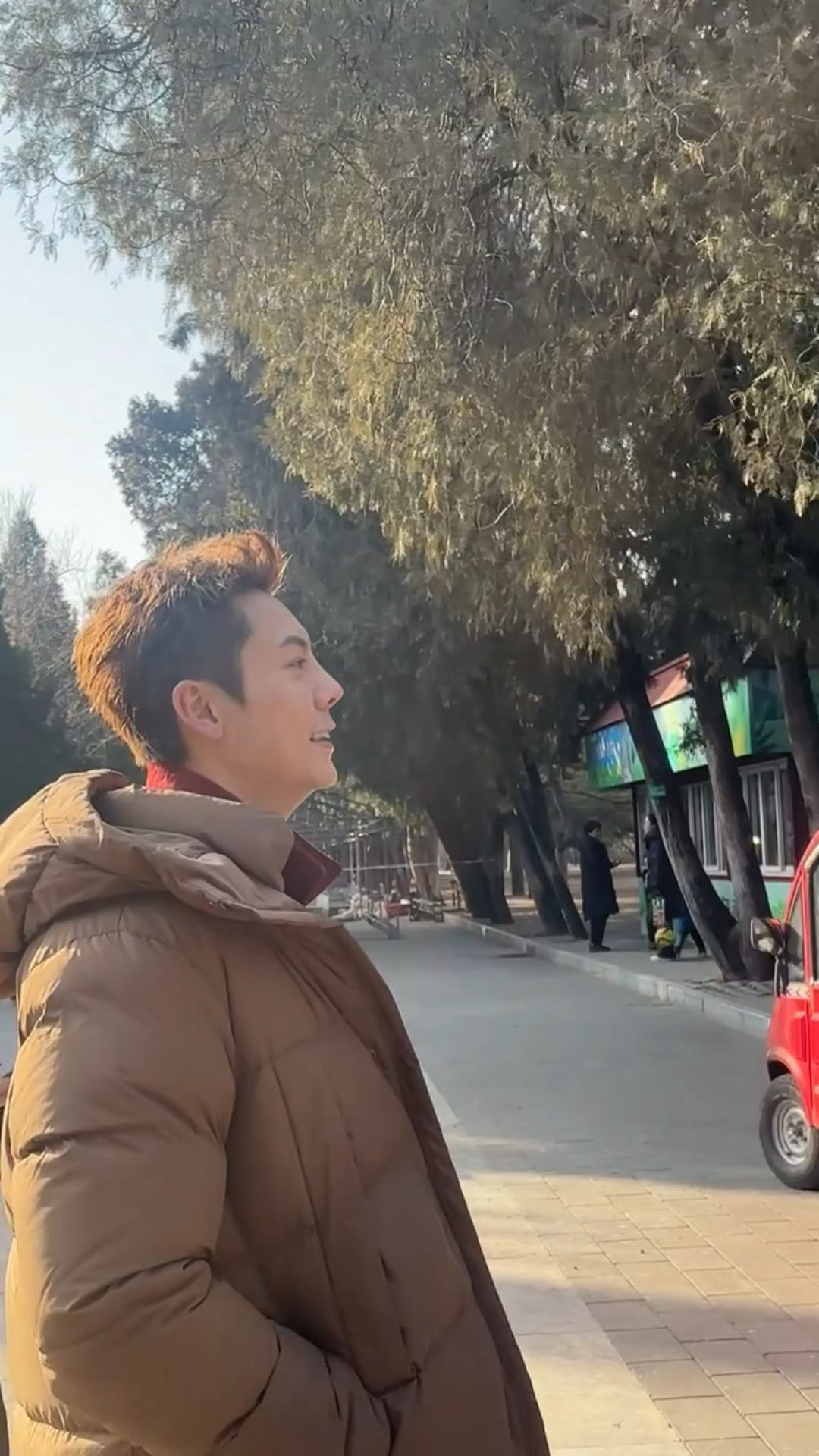 地坛偶遇陈伟霆，穿着在内娱没见过的超绝平底鞋也像是在公园走秀的伟霆哥，好优越的侧