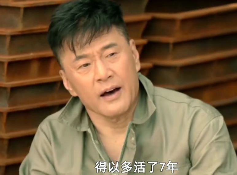2003年，于荣光的父亲被查出肝癌，医生让于荣光赶紧办住院治疗，但是于荣光却说：