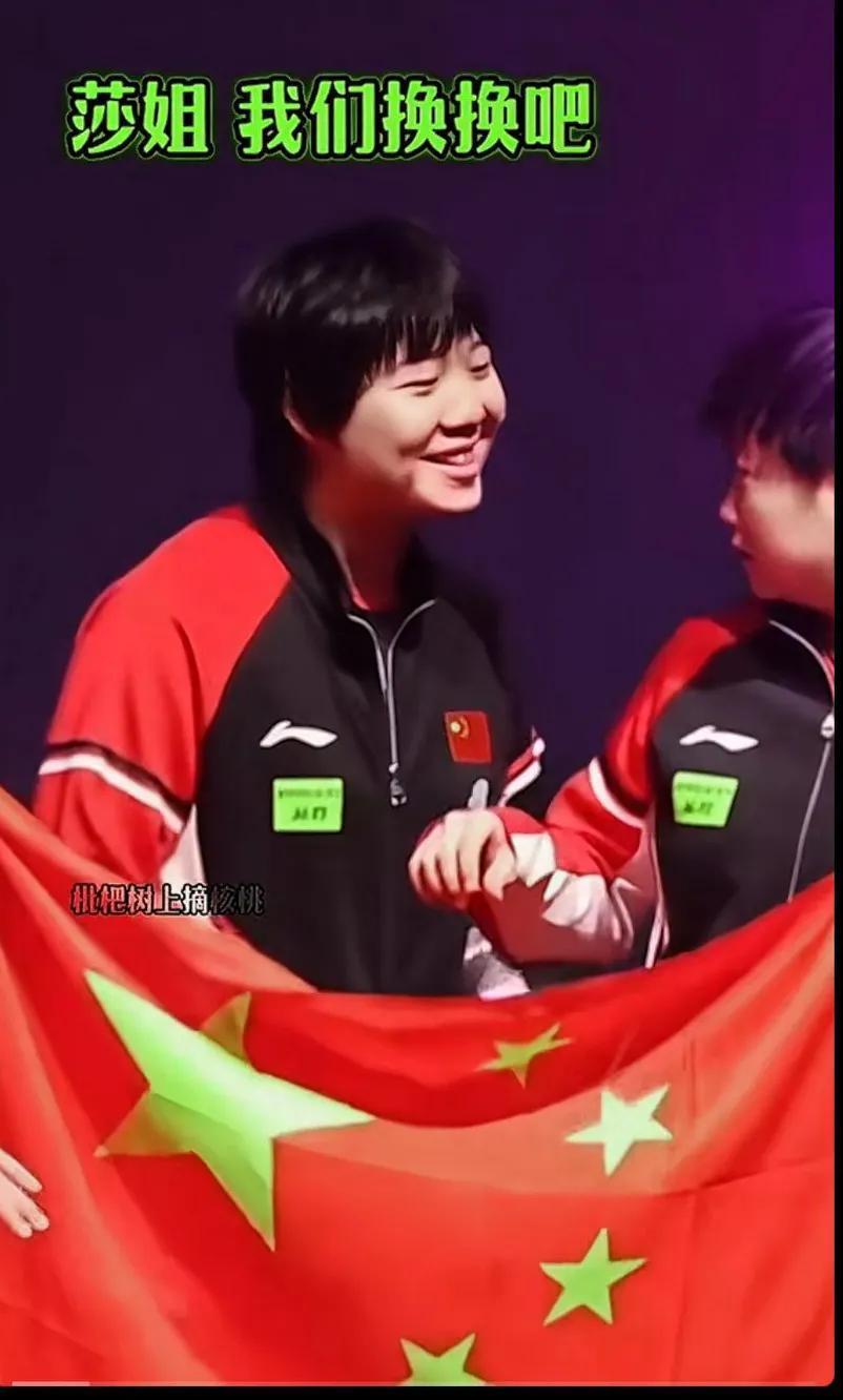 大丫头:捂嘴，哈哈，我站着不合适莎莎:你就站这啊，我俩站一起头头:没事儿，就