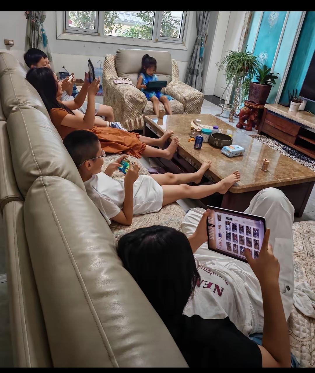 暑假刷到无数家长吐槽，电子产品带来的即时快感，正在悄悄磨掉低龄孩子的自控力，危害