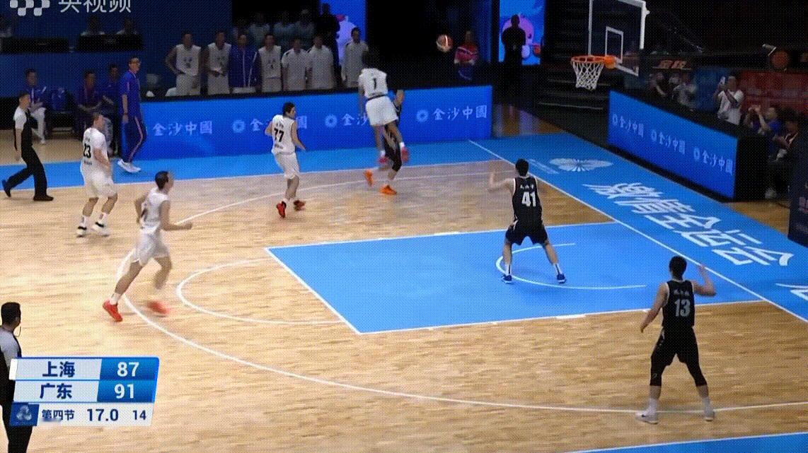 杜锋观看广东全运会每一组的五人篮球赛，看到广东U18进决赛后忍不住击掌庆祝，这一