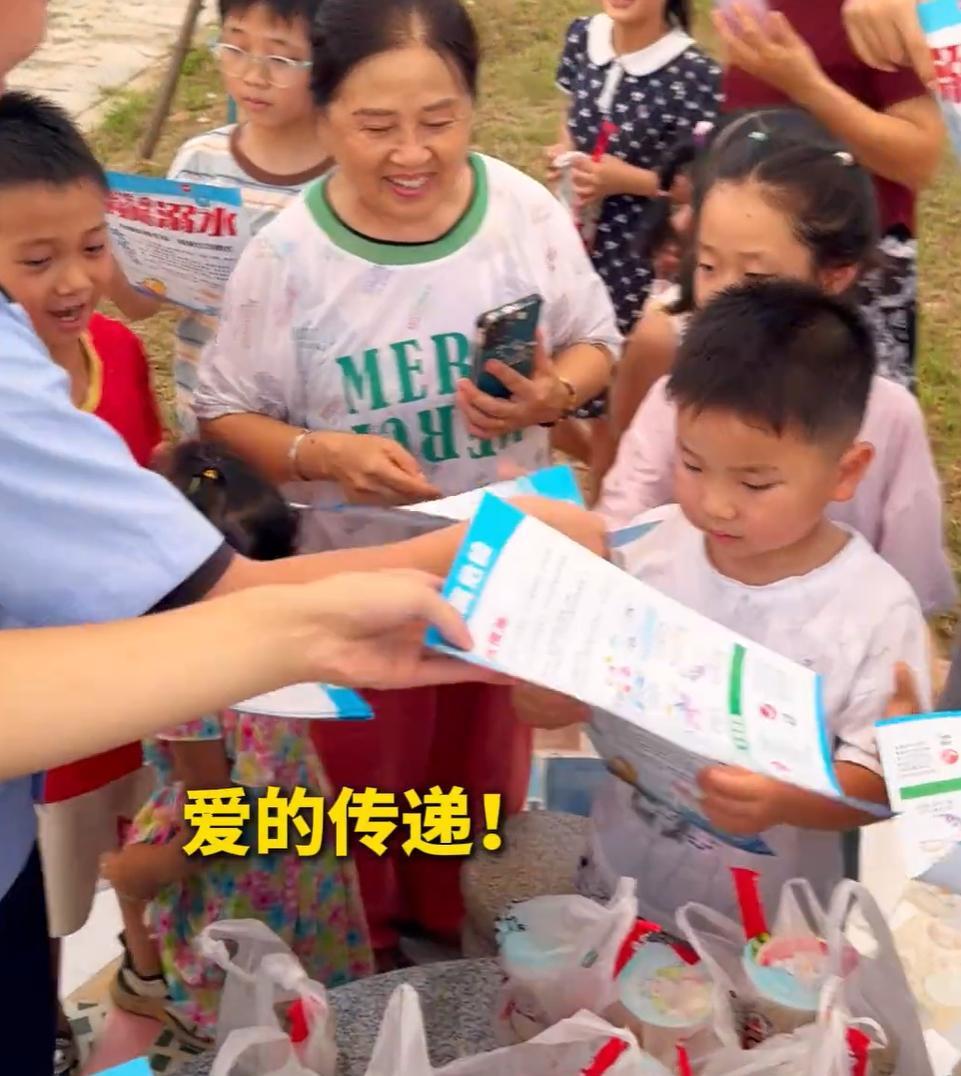 太暖心了！7月24日，湖北省襄阳市又是暴晒的一天，一名女子在街上等快递来，实在太