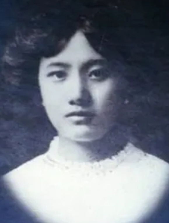 1935年，杜月笙带领手下去最火的锦江川菜馆吃饭，但这个菜馆有个规定:无论客人身