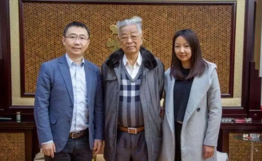 1996年底，褚时健崩溃的对调查人员说，你们别搞我的家人，有什么事冲着我来。1个