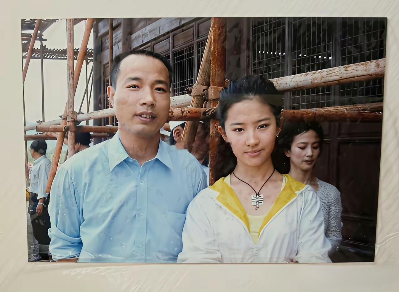 刚出道的刘亦菲和路人合影还是一副邻家小妹妹的模样，她妈妈对她看管的也比较严格，基