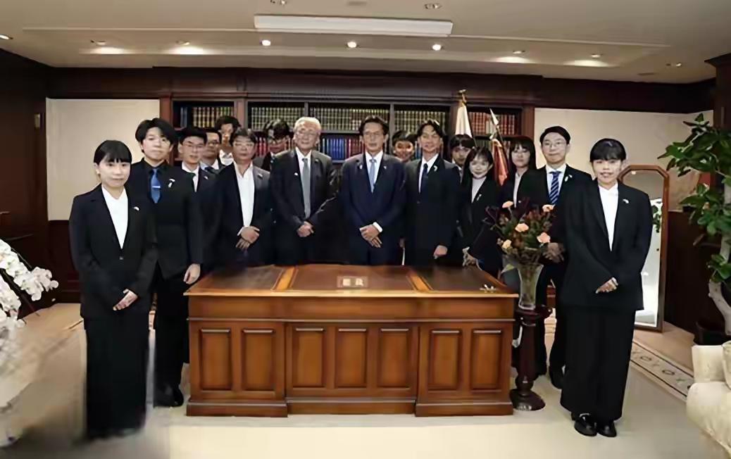 台湾民众党黄国昌终究还是掩盖不了他的底色。这几天黄国昌带领一帮民众党跑去日本拜