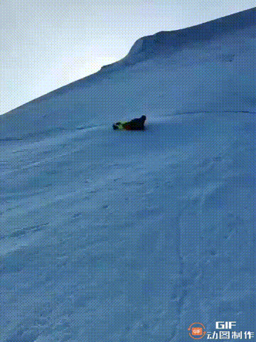 一群喜爱旅行的朋友去往四川甘孜康定的那玛峰雪山游玩，谁料其中一个朋友帮忙拍照时，