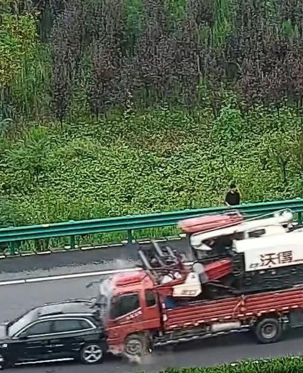 【“你要不要命啦”交警隔空怒吼救下一家三口10秒后货车撞飞故障车】近日安徽合肥沪陕高速上，一辆小客车