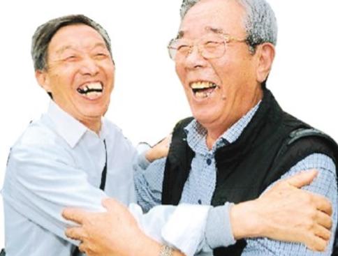 一群韩国慎氏老人，花了十几年时间，跑了大半个中国，终于来到浙江湖州潞村的古桥前，