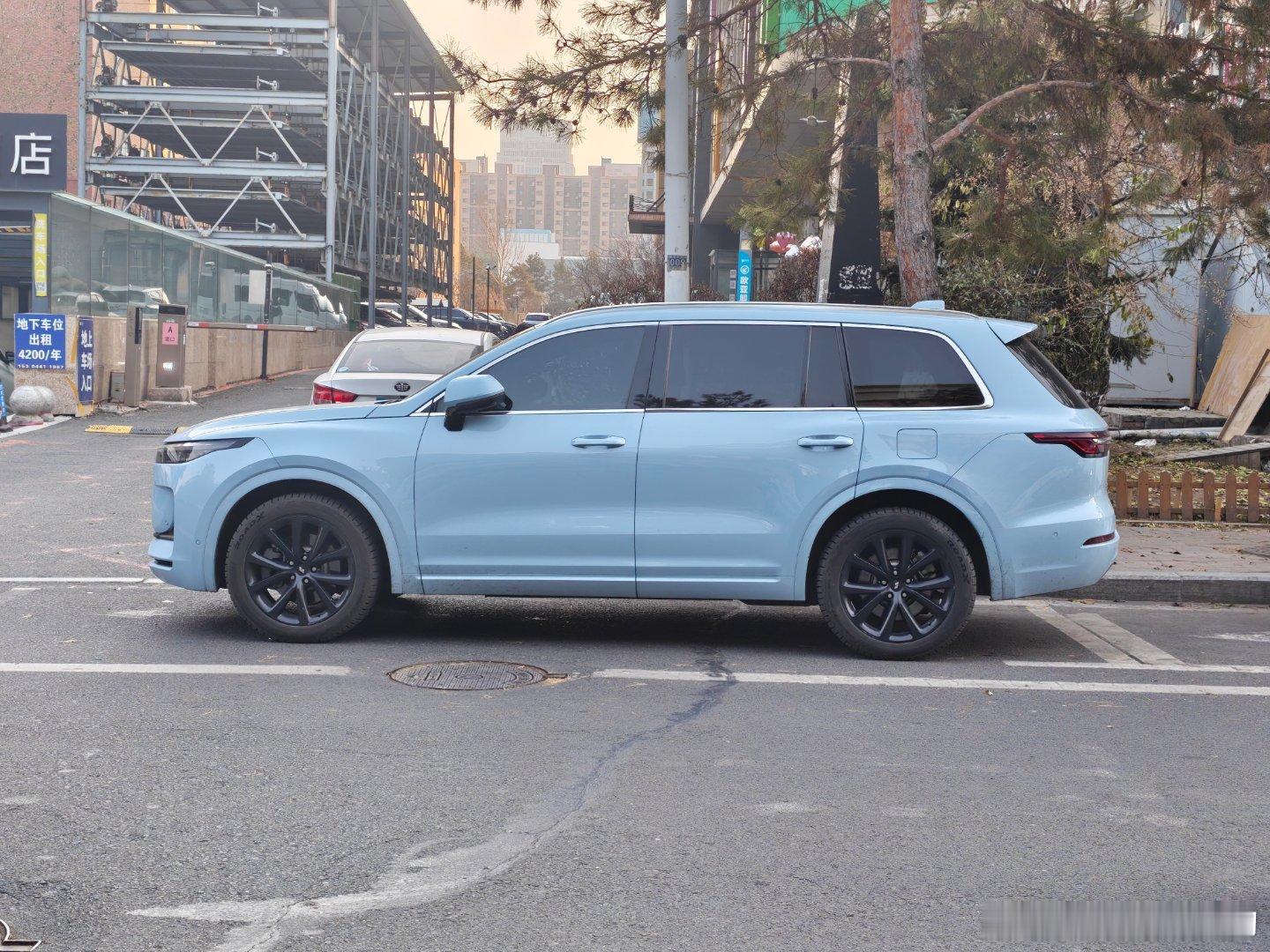 今天看BabyBlue理想One姿态依然能从容地吸引目光。没有用张扬的棱角，而