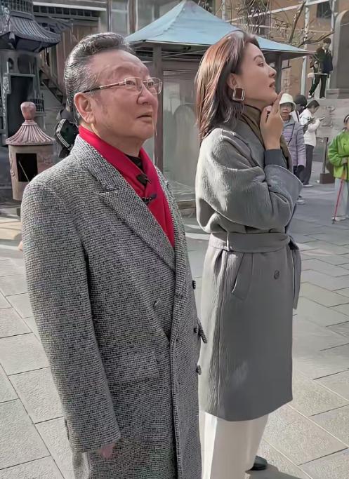 连日来，我国著名歌唱艺术家蒋大为与前央视著名美女主持刘芳菲结伴游玩，在山西晋城等