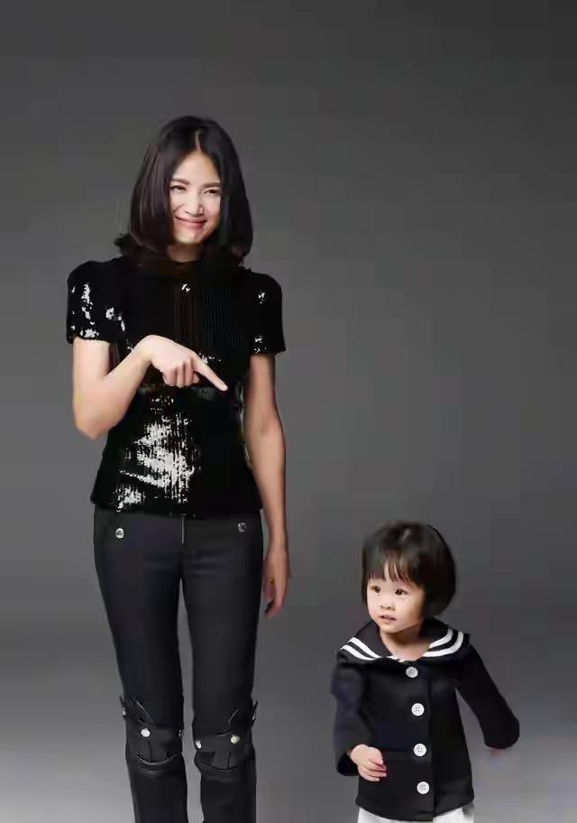 马来西亚富商的出轨，和那句“辞掉工作”，撕碎了曹曦文仅7个月的豪门婚姻。她没要