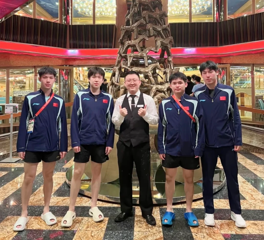 🇨🇳🦁新合照～一眼被大拖鞋吸引了～