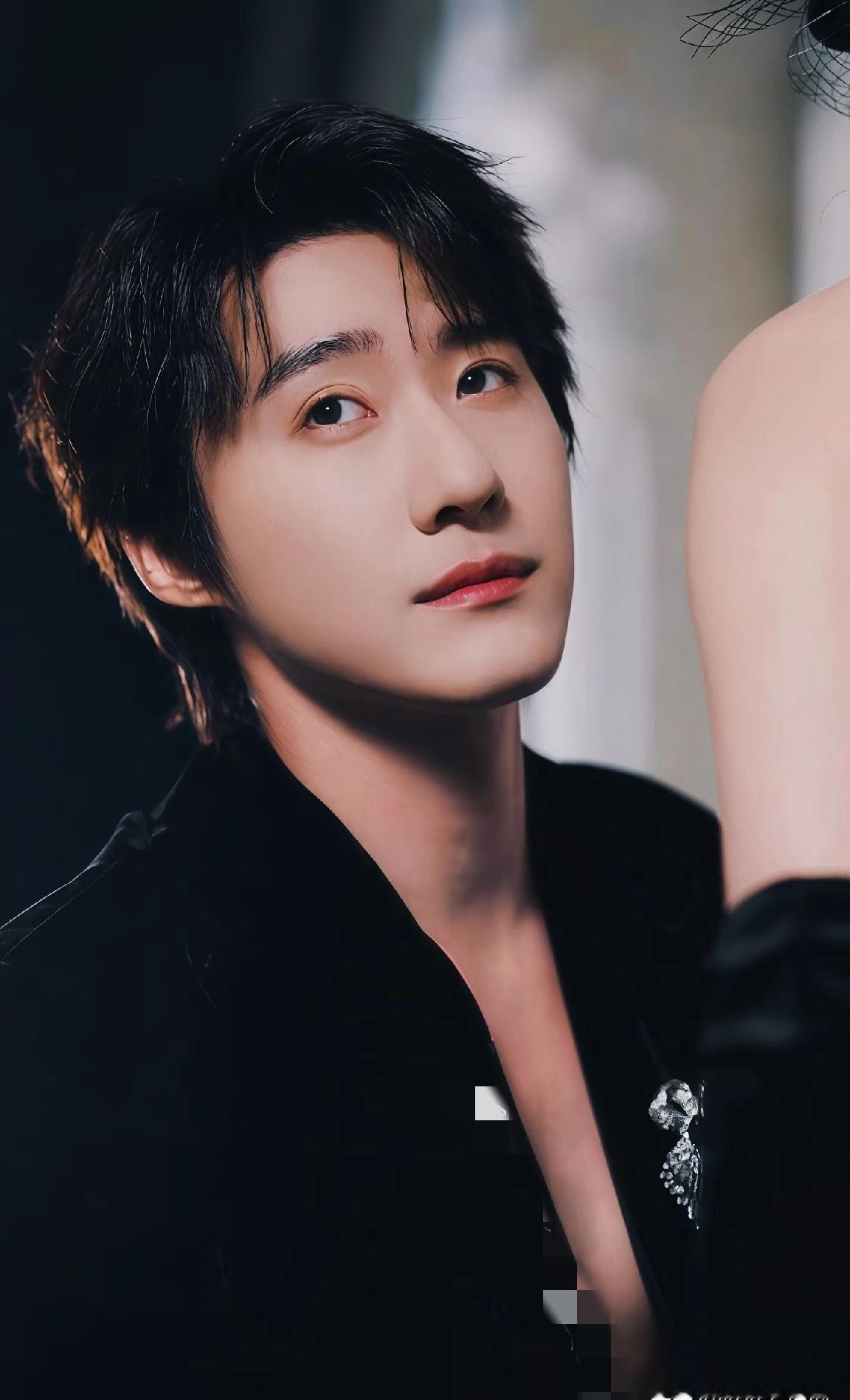 红果大会这几天太热闹了，连一向神隐的王皓祯都破天荒去太原走了红毯，结果咱们“赵公