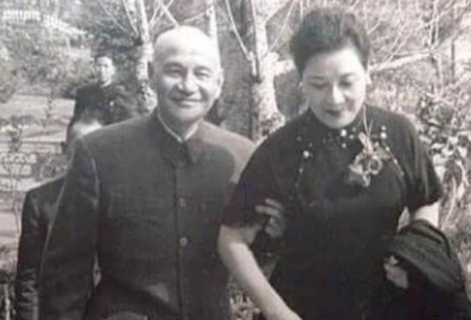 1975年，蒋刚咽气，比蒋经国只大12岁的宋美龄就想独揽大权，谁料，蒋经国的一句