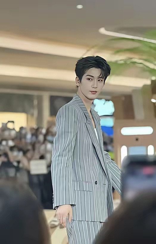 张凌赫底子超白，完全没必要化这么浓的妆。