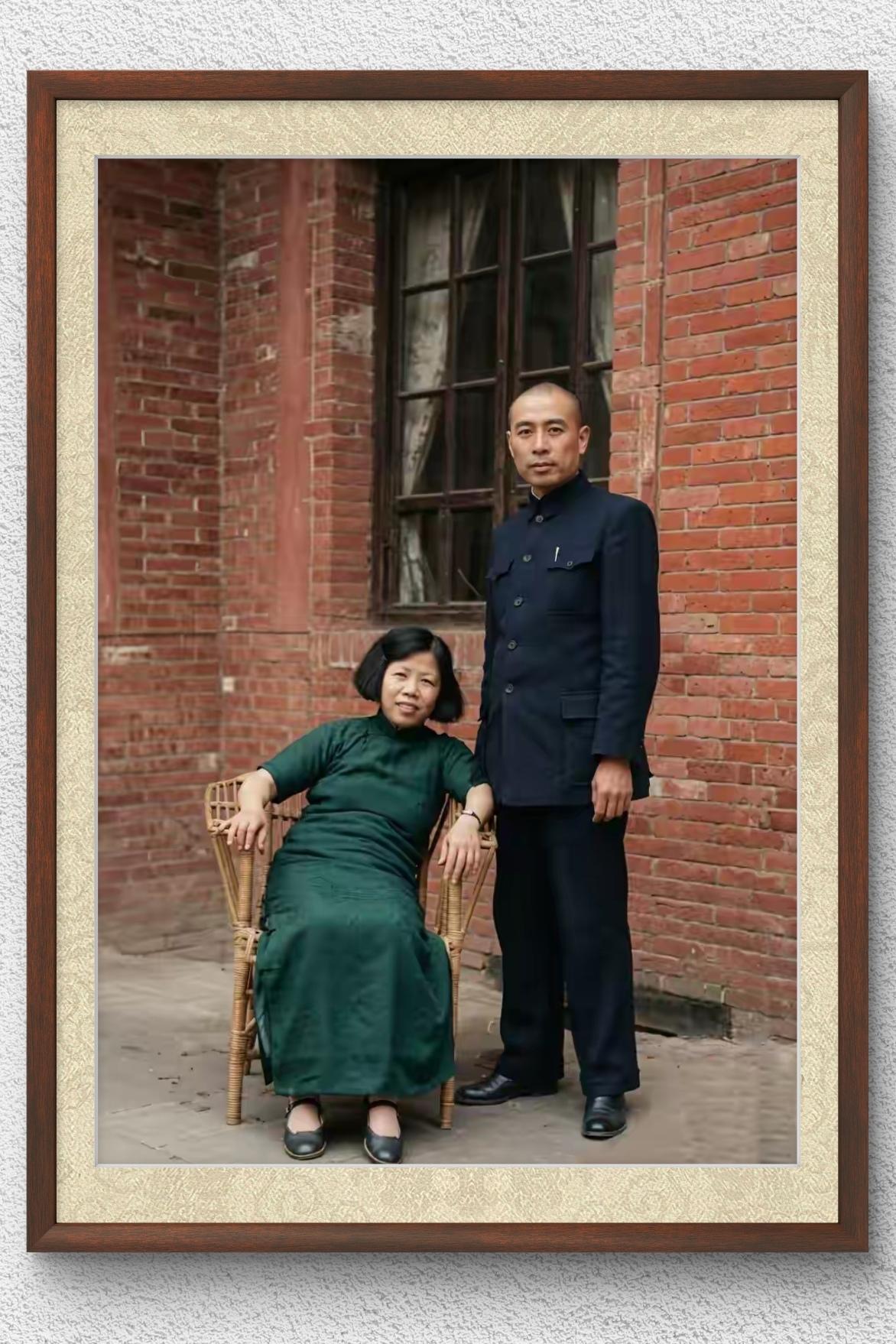 多么珍贵的一张夫妻合影！这张照片拍摄于1938年，二人伉俪情深，相伴相守几十载，