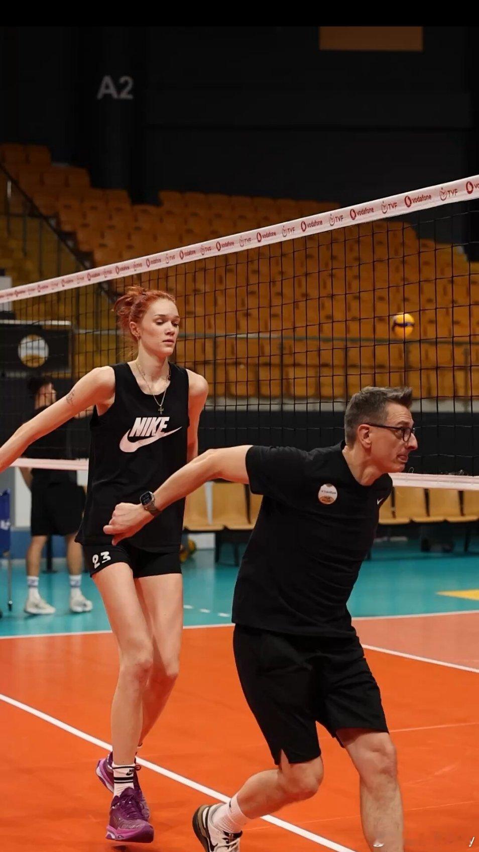 老褶子教马尔科娃拦网吗？拦完都再回头看，应该是有数据显示。女排瓦基弗银行