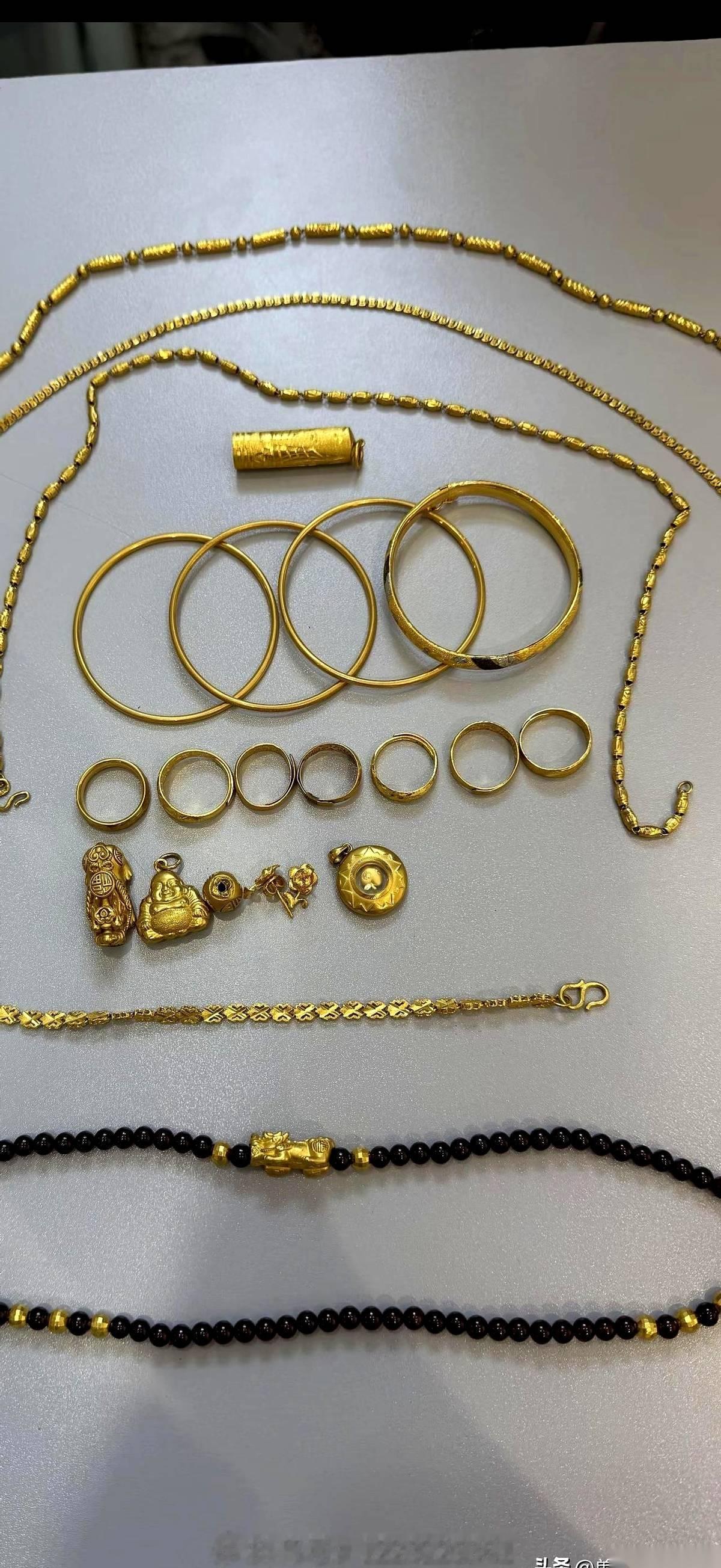 前阵子金价猛涨，我心里那个痒啊，抓心挠肝的，真差点就给卖了。赶紧给朋友打了个电