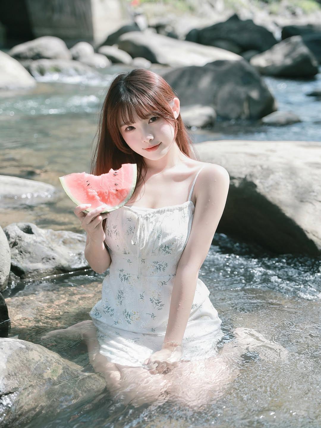 夏日清凉！在溪边吃西瓜，享受自然之美！🌞🍉💦美女究竟能有多美阳光美女的魅