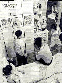 养孩子到底图啥？不就图这一刻嘛！昨儿我跟老公拌嘴，他嗓门大了点儿，闺女立马扔