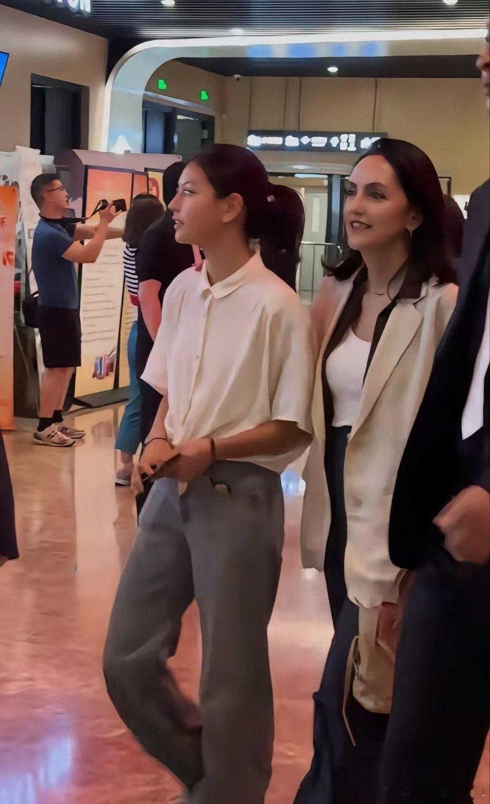 刘烨女儿比小时好看，打扮朴素，是学生的样子！不像李湘把女儿包装成贵妇人模样