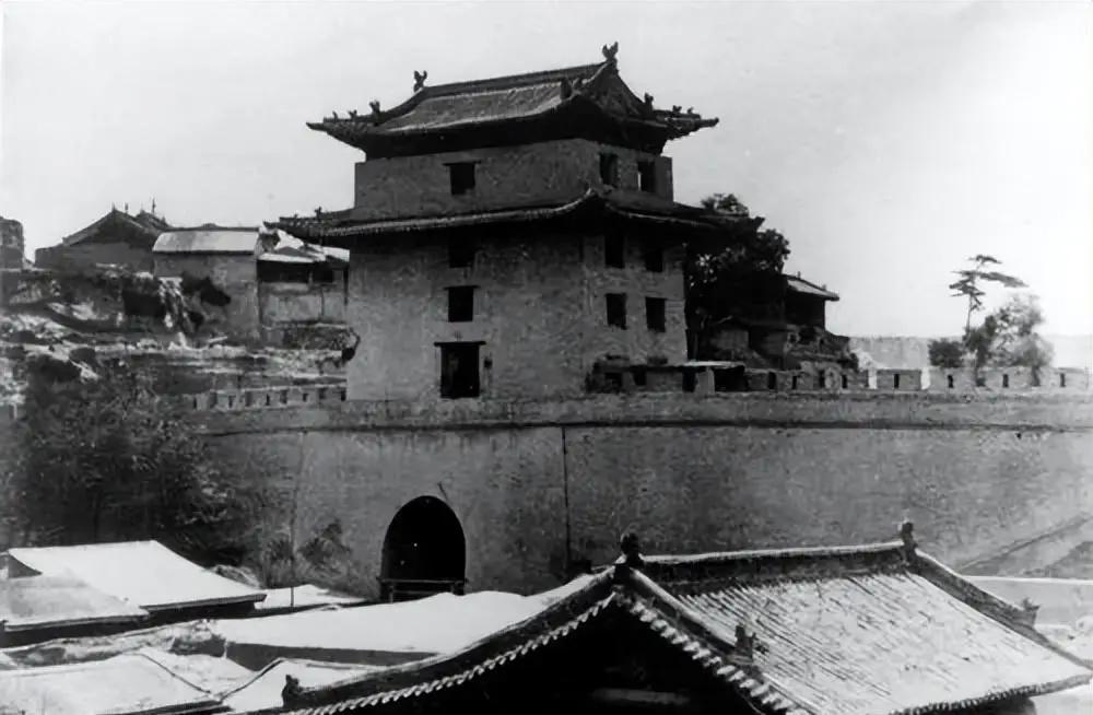 明代的兰州为什么那么有名？打开地图看。兰州卡在中国大陆的几何中心。往东是中原