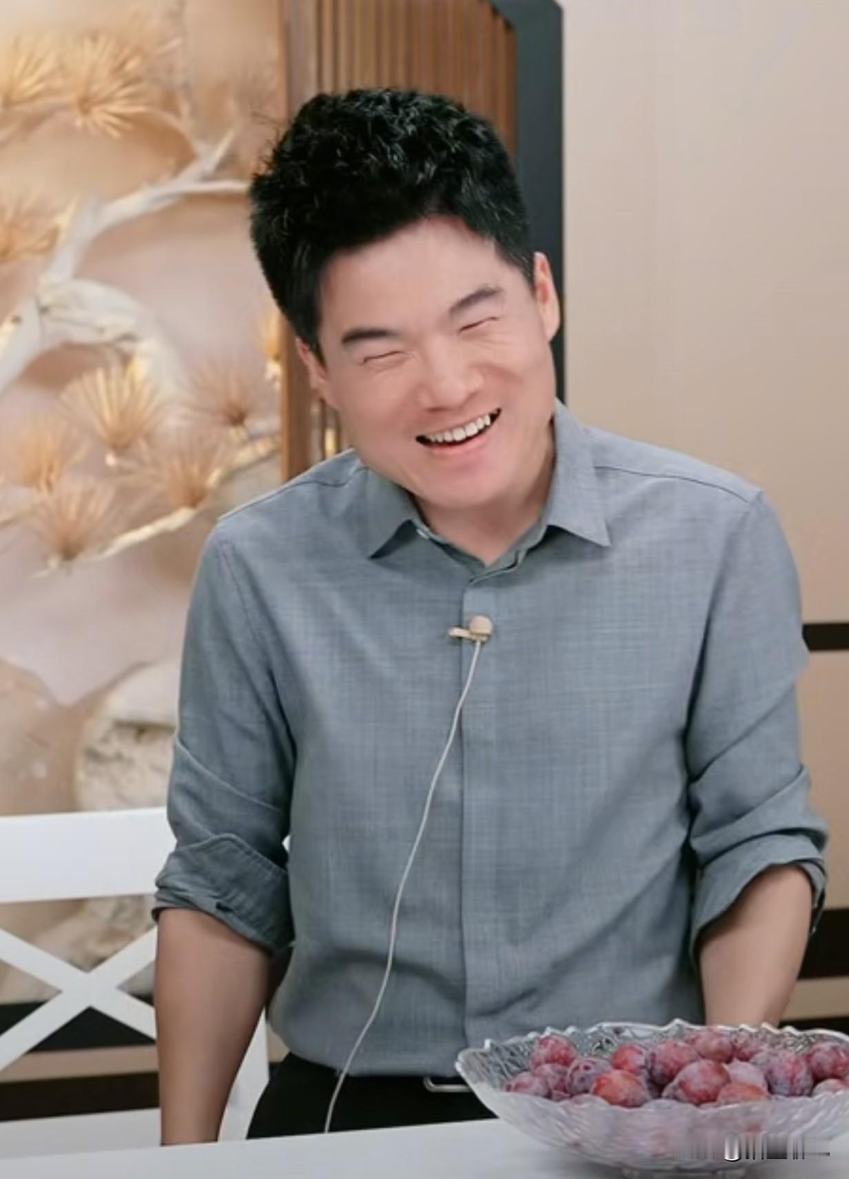 “我给你说个秘密，你不要告诉别人，告诉了没？”董宇辉的生活经验果然丰富，观察也细