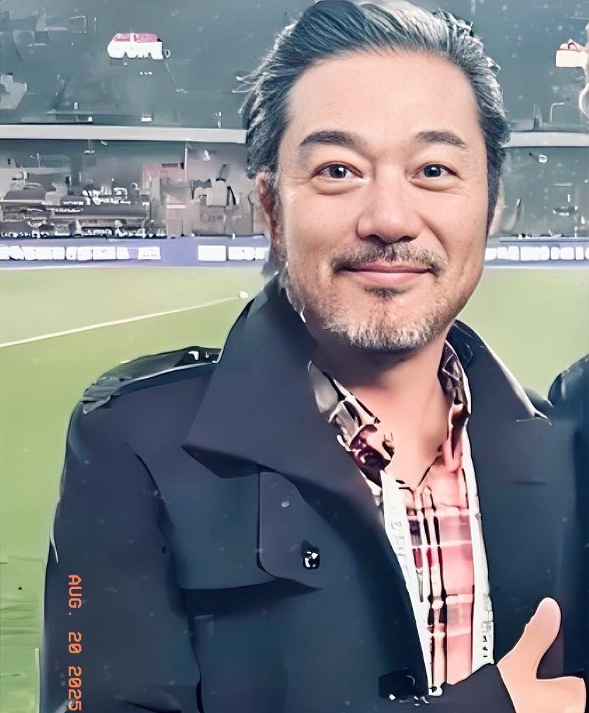 如果说中国足坛里有让人觉得惋惜的球员，我认为邓乐军可以算是其中一个。身体素质并