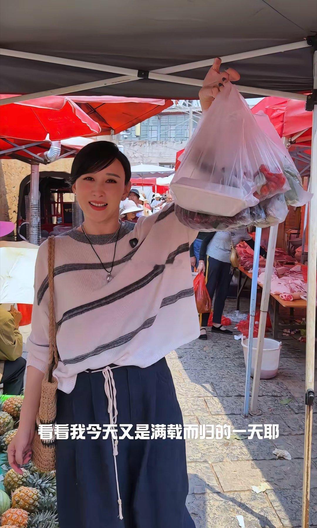 胡静逛云南集市，尝遍特色美食大兜小兜满载而归饿了吃黑芝麻饼还吐槽：吃完能长出浓