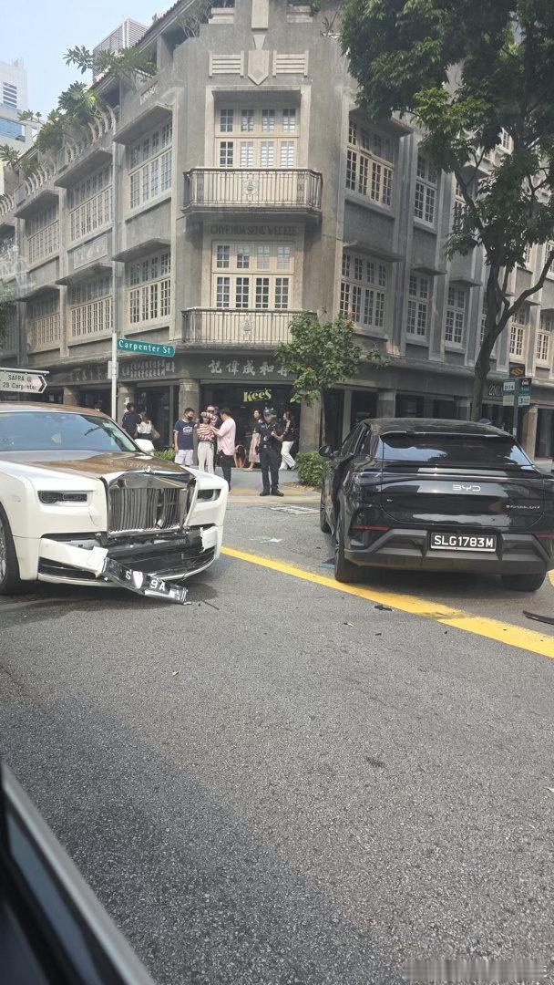 新加坡街头，百万豪车劳斯莱斯Ghost撞上比亚迪海狮07EV！海外网友：劳斯莱斯