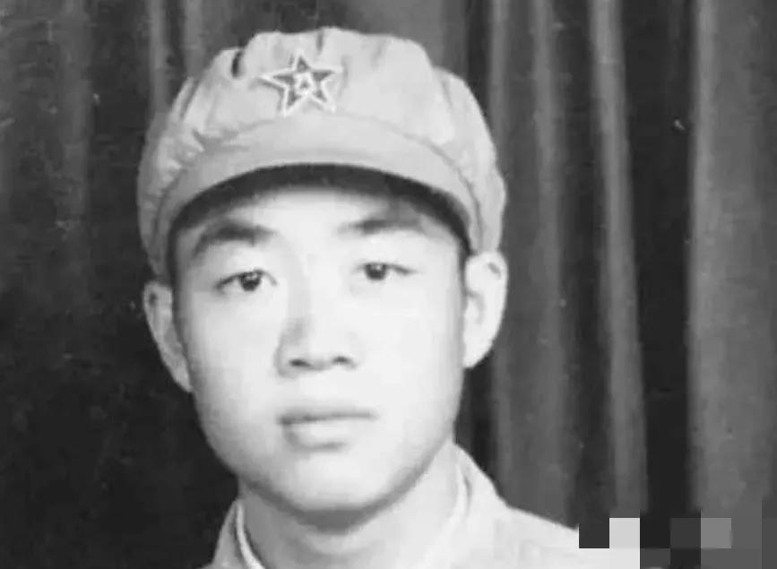 1951年，一个15岁新兵擦大炮，埋头看瞄准镜，却突然瞅见，敌人的阵地上出现了一